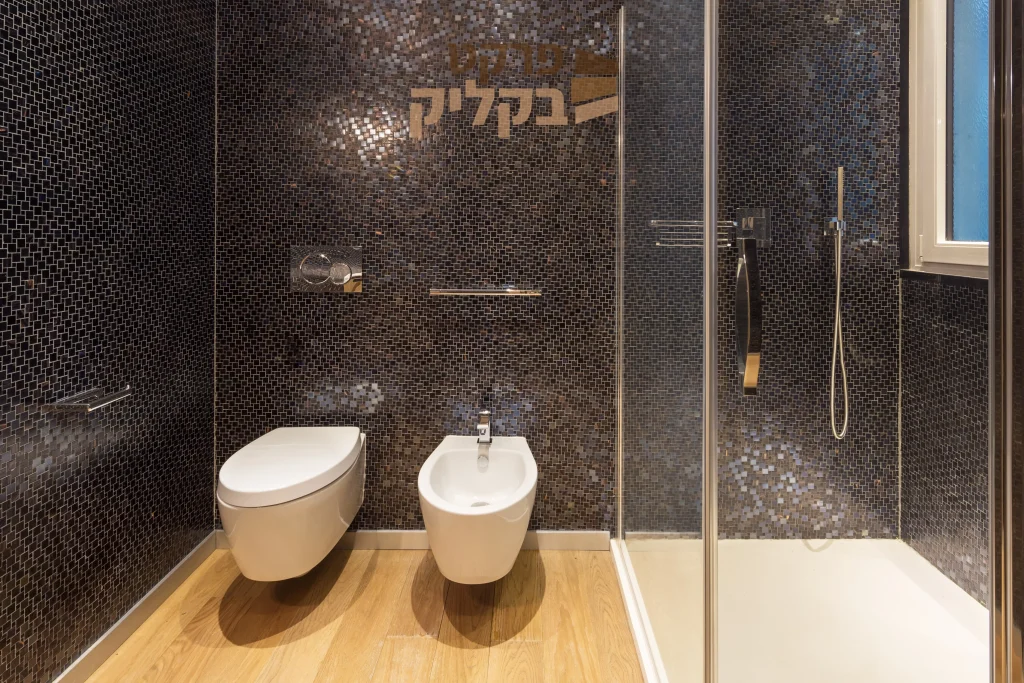 פרקט בשירותים